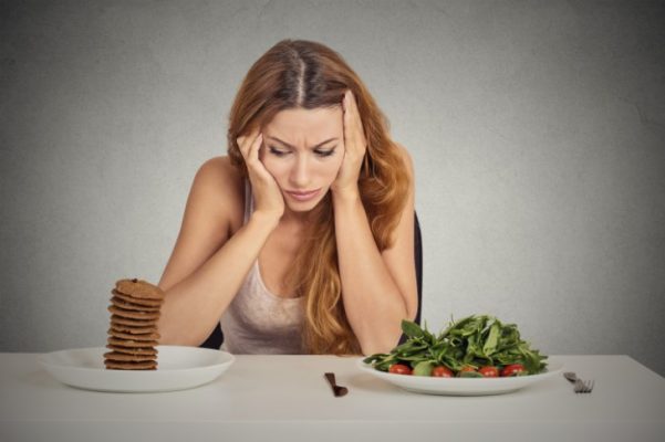 Cơ thể khó chịu, chán ăn cũng có thể là báo hiệu của bệnh tăng mỡ máu